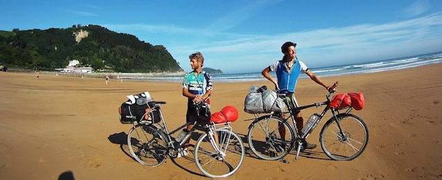 Dos ciclistas franceses en la playa haciendo el camino de santiago.